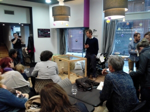Ghislain Journé présente le mobilier design de mini-ferme urbaine à une assemblée de blogueurs lyonnais à la Parenthèse (Lyon 1e)